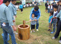 親も手を添え、一緒に餅つき